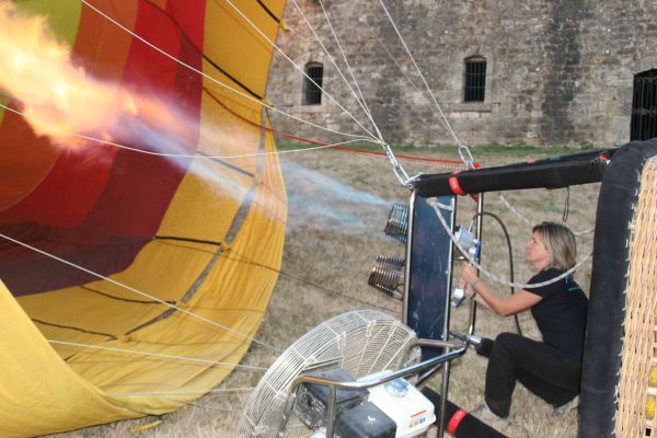 Vol en globus, aixecant la vela del globus